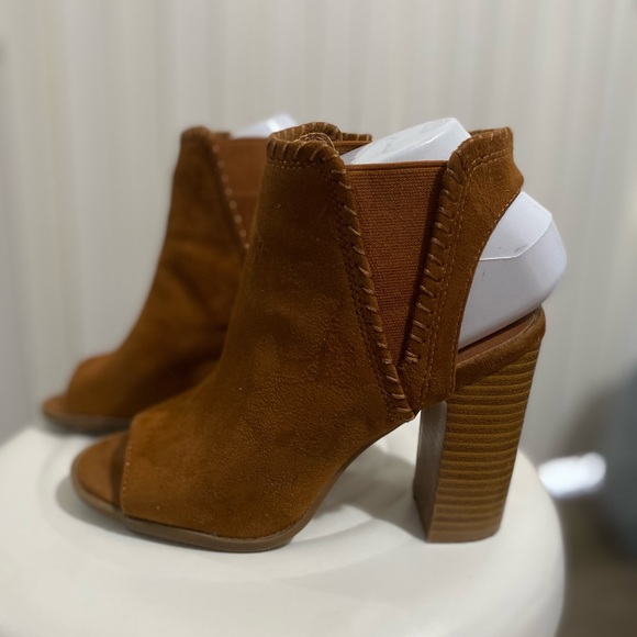 Open toe and heel cognac colored booties 🥾 - Picture 3 of 4
